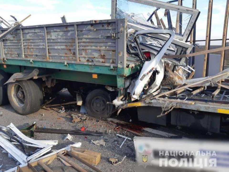 hk.npu.gov.ua ДТП на Харьковщине. Столкновение двух грузовиков забрало жизнь 25-летнего парня