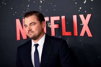 Ди Каприо вытащил из ледяного озера двух собак/Фото: Dimitrios Kambouris/Getty Images for Netflix Ди Каприо
