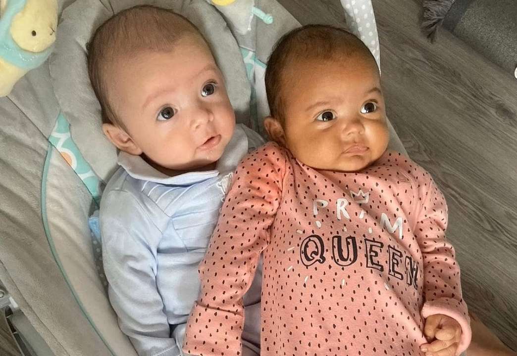 В Британии женщина родила близнецов, которые имеют разный цвет кожи/Фото: Chantelle Broughton/SWNS Один случай на миллион: в Британии женщина родила близнецов с разным цветом кожи