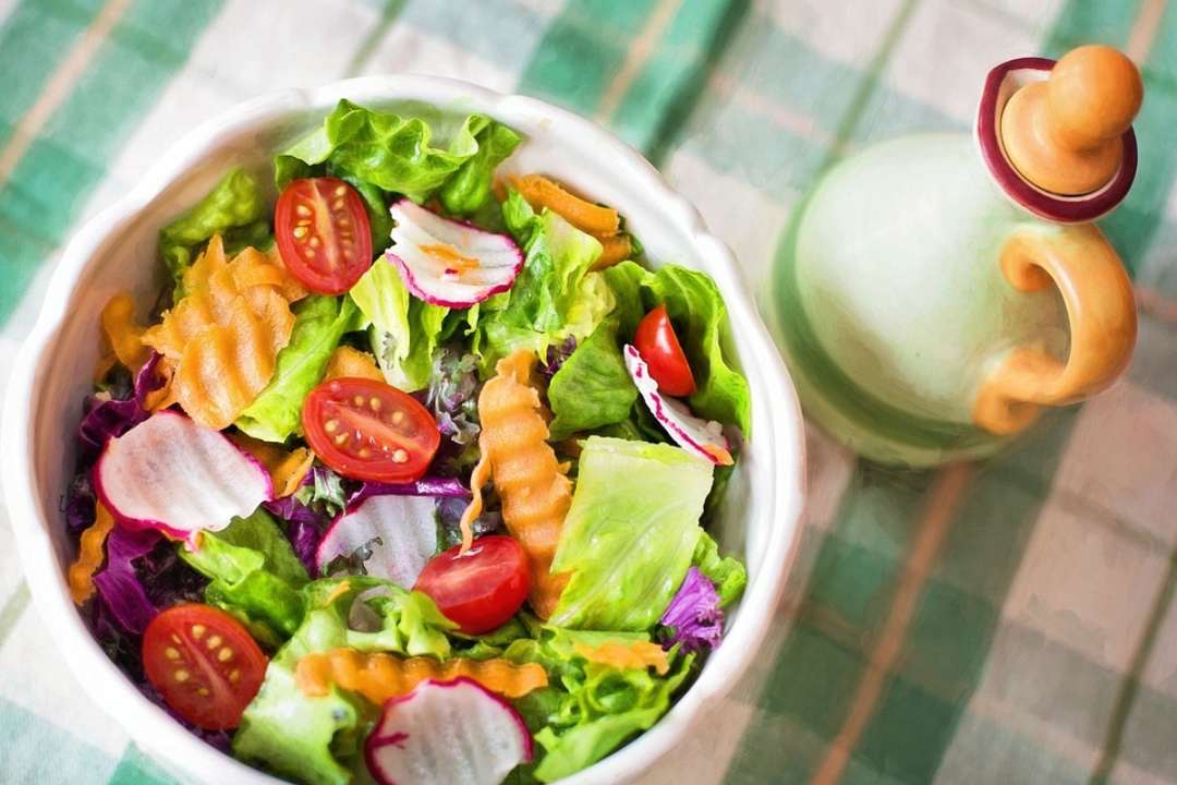 Рецепт салата с курицей и редисом / Фото: Pixabay Полезный и сытный обед: рецепт салата с маринованной курицей, фасолью и редисом