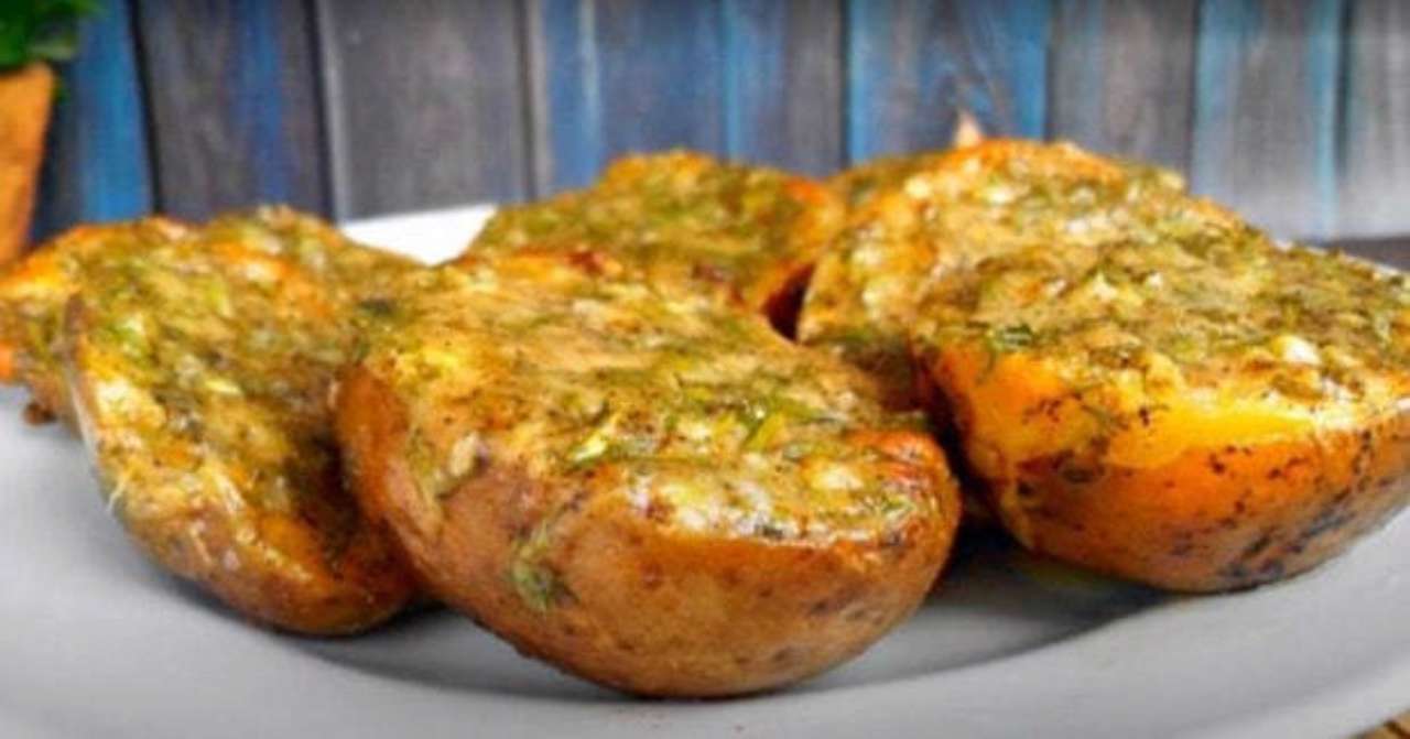 рецепт ароматного чесночного картофеля в духовке/Фото: znaj.ua Станет любимым блюдом: рецепт ароматной чесночной картошки в духовке