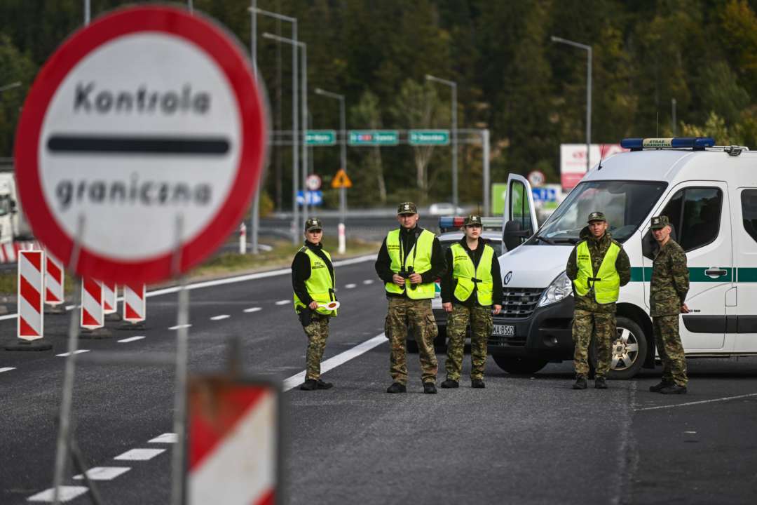 На границе между Польшей и Украиной – тридцатикилометровые очереди / Фото: Getty Images Километровые очереди: Украина готова эвакуировать водителей, которые застряли на польской границе