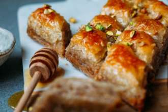 видеорецепт невероятно вкусной и сочной пахлавы/Фото: Getty Images Восточные сладости у себя дома: видеорецепт невероятно вкусной и сочной пахлавы