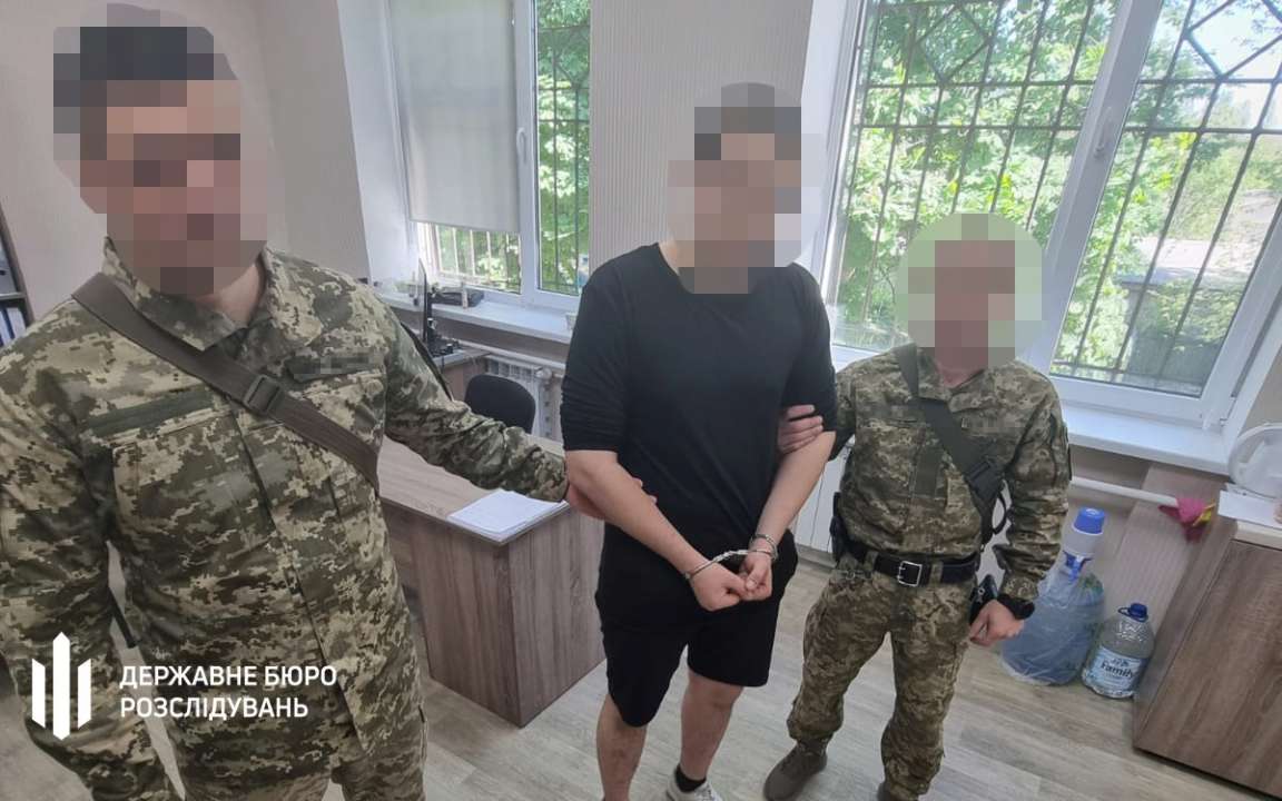 ДБР затримало дезертира, який втік зі служби та вихвалявся про це у відео Втік зі служби та вихвалявся про це у відео: військовослужбовцю повідомлено про підозру