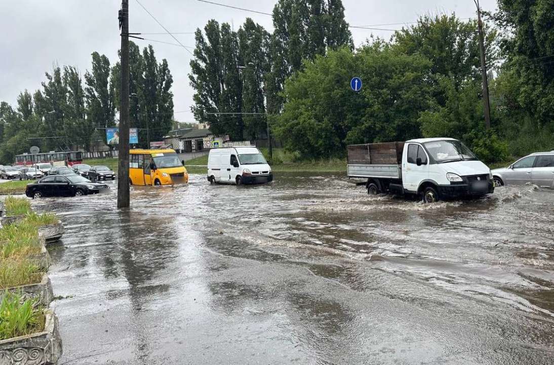 Непогода в Киеве спровоцировала подтопления на дорогах / Фото: t.me/kyivpatrol Непогода в Киеве спровоцировала подтопления на дорогах / Фото: t.me/kyivpatrol