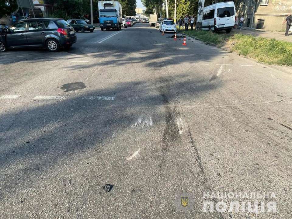 У Запоріжжі автомобіль врізався в автобус з пасажирами: 13 постраждалих