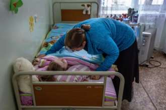 В Украине из-за российской агрессии погибли 231 ребенок/Фото: Getty Images Женщина с ребенком