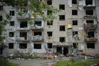 Оккупанты продолжают убивать украинских детей/Фото: Christopher Furlong/Getty Images Количество погибших детей с начала полномасштабной войны существенно возросло