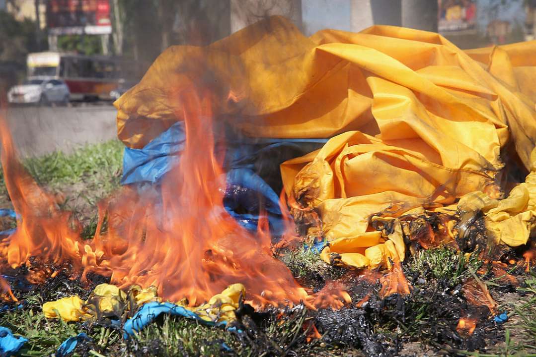 В Естонії чоловік був покараний за спалення українського прапора/Фото: Getty Images В Естонії чоловік був покараний за спалення українського прапора/Фото: Getty Images