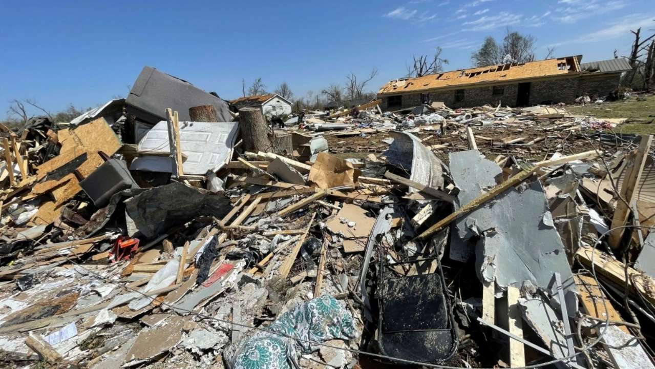 В США пронеслось мощное торнадо. Фото: Twitter Buzer Lk торнадо в Калифорнии