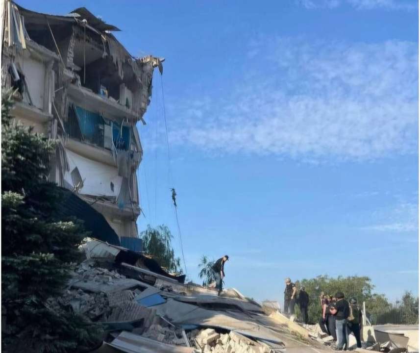 В Кривом Роге, кроме админздания, разрушены 23 частных дома и три девятиэтажки. А еще – учебное заведение