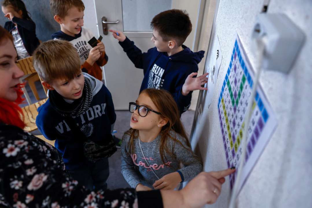 Майже 1200 закладів загальної середньої освіти забезпечені інспекторами СОБ/Фото: Getty Images