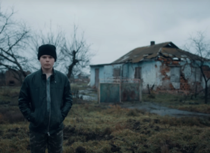 Зруйнований обстрілами будинок Сашка з кліпу Imagine Dragons відбудують/Фото: скріншот відео Imagine Dragons / Фото: скріншот відео