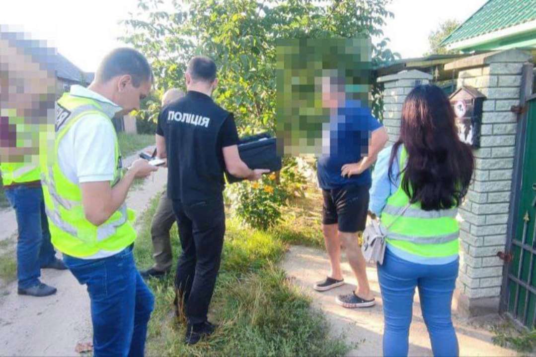 На Київщині жінка виманювала гроші у родичів військових / Фото: Нацполіція На Київщині жінка дурила родичів полонених українських захисників