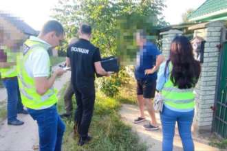 На Київщині жінка виманювала гроші у родичів військових / Фото: Нацполіція На Київщині жінка дурила родичів полонених українських захисників
