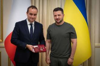 Володимир Зеленський також вручив Себастьєну Лекорню орден "За заслуги" ІІ ступеня/Фото: Офіс президента Володимир Зеленський зустрівся з міністром збройних сил Франції: підсумки переговорів