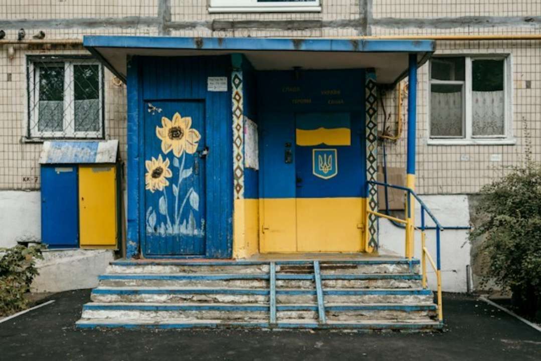 Как заменить суржики "вибачаюся" и "співпадіння"/Фото: Marjan Blan/Unsplash Подъезд, раскрашенный украинской символикой