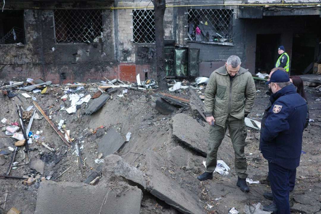 Кличко посетил место, где рухнули обломки вражеской ракеты / Фото: t.me/vitaliy_klitschko