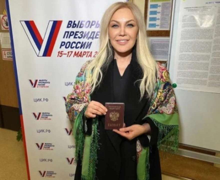 Зрадниця Повалій похизувалась фотографією російського паспорта