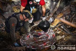 У Запоріжжі рятувальники ліквідували наслідки ракетного удару росіяни завдали ракетного удару по готельному комплексу у Запоріжжі: є загиблі