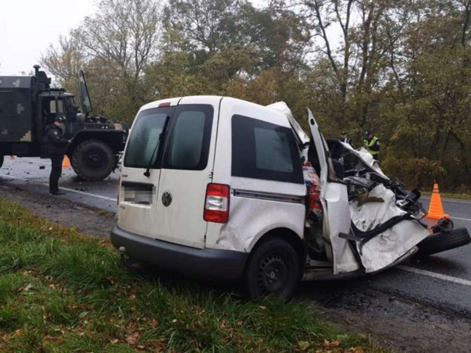 MVS.LVIV Ужасное ДТП во Львовской области. Грузовик просто смял легковушку. Фото