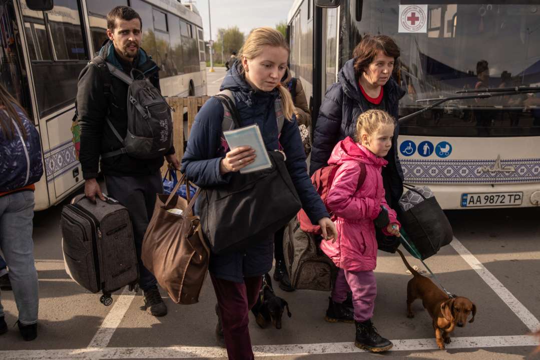 Стало відомо, куди в рф окупанти відправили сотні жителів Маріуполя / Фото: Getty Images Люди