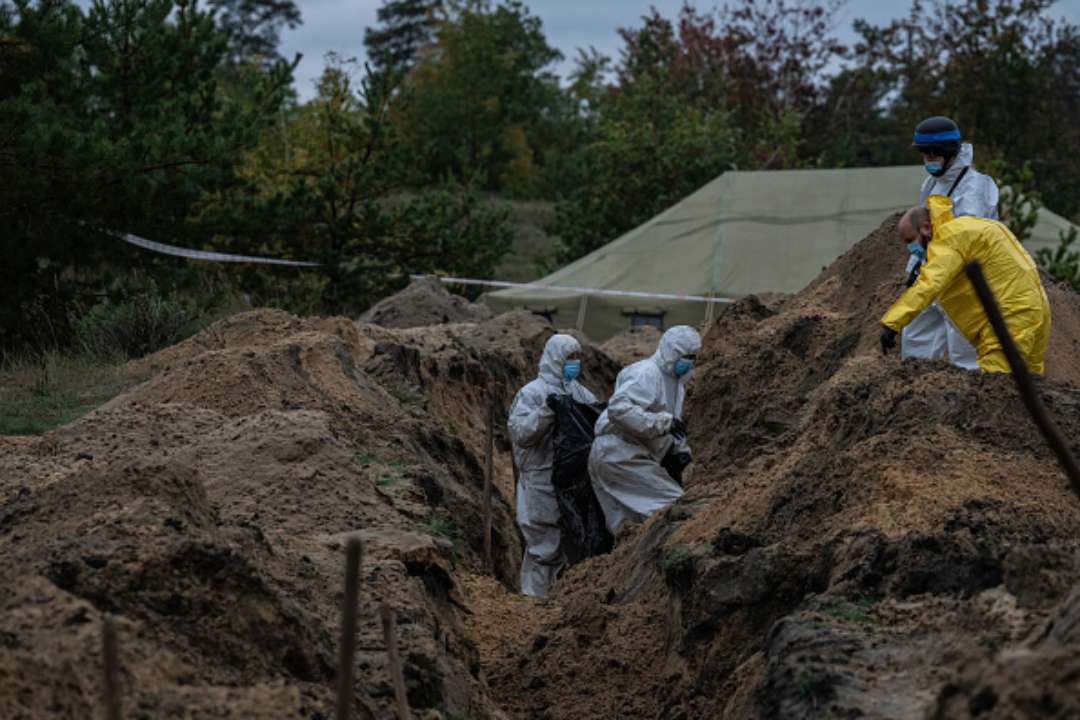 В Ізюмі запрацювала мобільна ДНК-лабораторія для ідентифікації тіл з безіменних могил