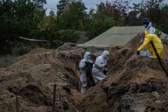 В Ізюмі запрацювала мобільна ДНК-лабораторія для розпізнання тіл/Фото: Carl Court/Getty Images В Ізюмі запрацювала мобільна ДНК-лабораторія для ідентифікації тіл з безіменних могил
