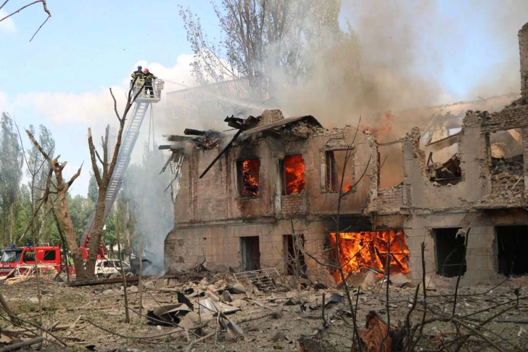 Унаслідок ударів рф по українським медзакладам загинули щонайменше 112 людей. Фото: ДСНС збитки через обстріли медичних закладів України