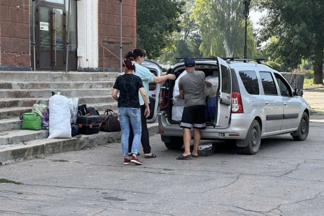 У Мирнограді триває примусова евакуація, на в'їзд закрито два мікрорайони / Фото: Суспільне Донбас евакуація населення