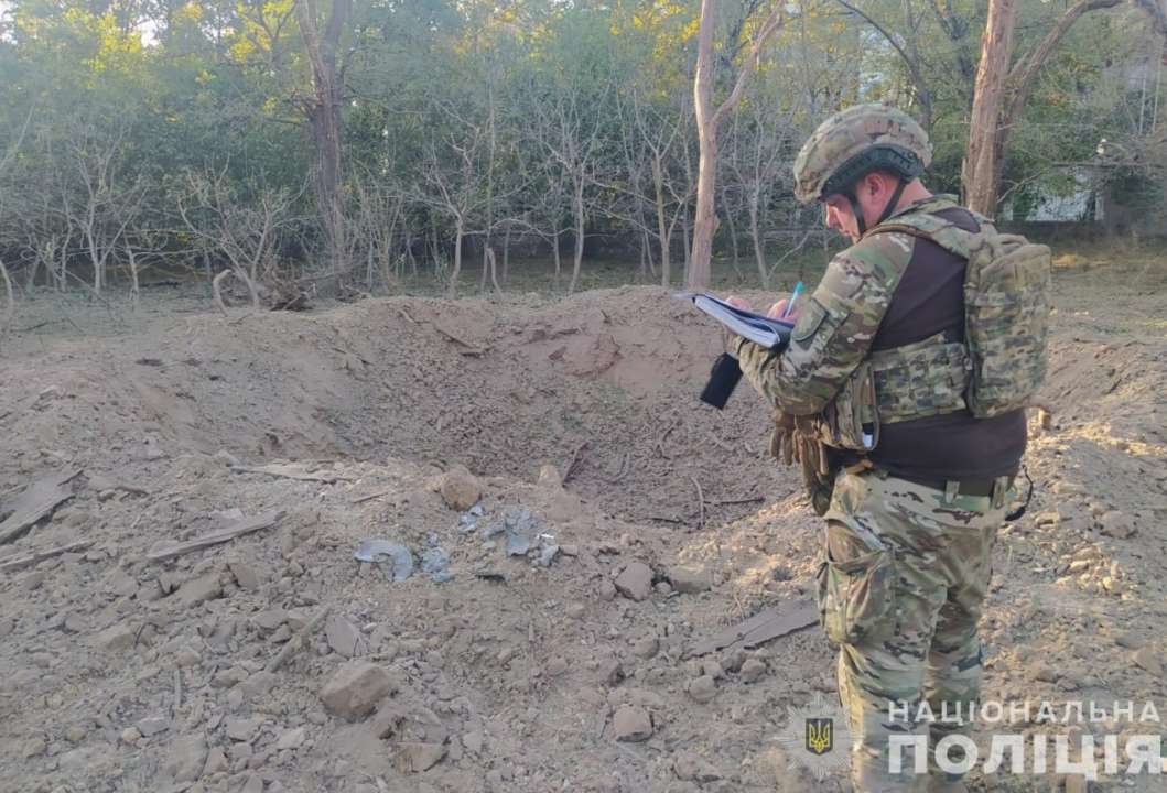 Следователь полиции на месте обстрела/Фото: telegram Следователь полиции на месте обстрела