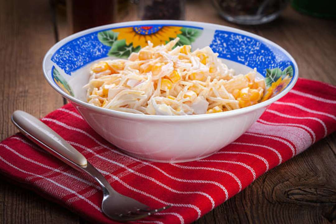 Салат "Гавайский" с грудкой, ананасами и кукурузой