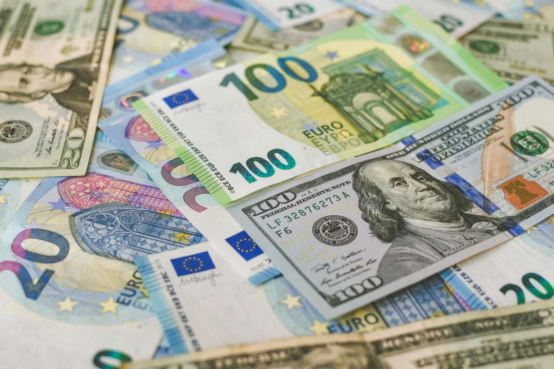 Курс валют на 11 декабря: сколько стоит доллар, евро и злотый