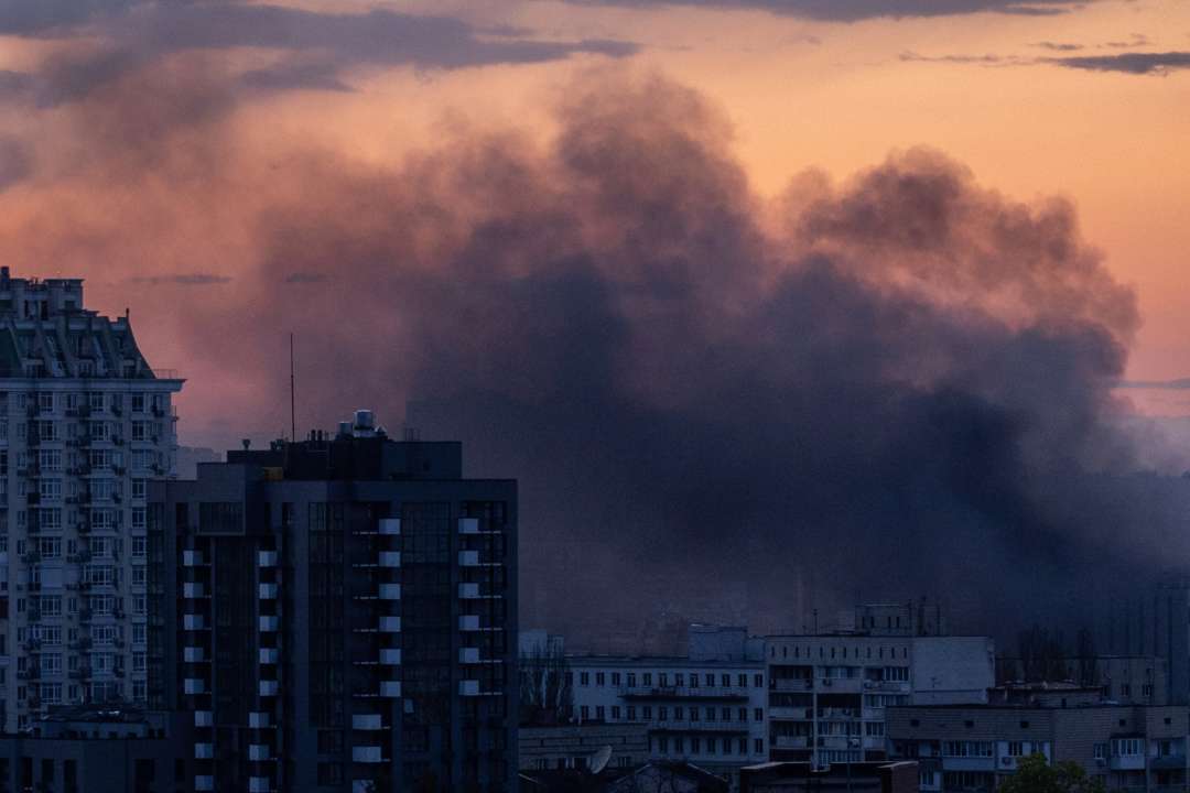 Оккупанты обстреляли жилой массив Харькова/Фото: Getty Images Дым из-за обстрела