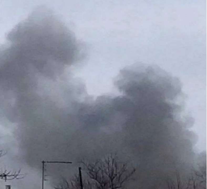У Каховці пролунали вибухи і спалахнула пожежа. Фото: Телеграм-канал "Каховський рух" Пожежа в Каховці