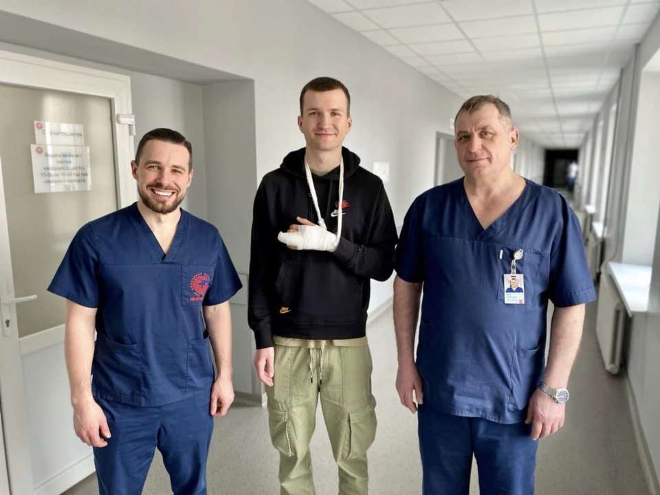 Хірурги заново сформували палець з ребра/Фото: Перше медичне об'єднання Львова