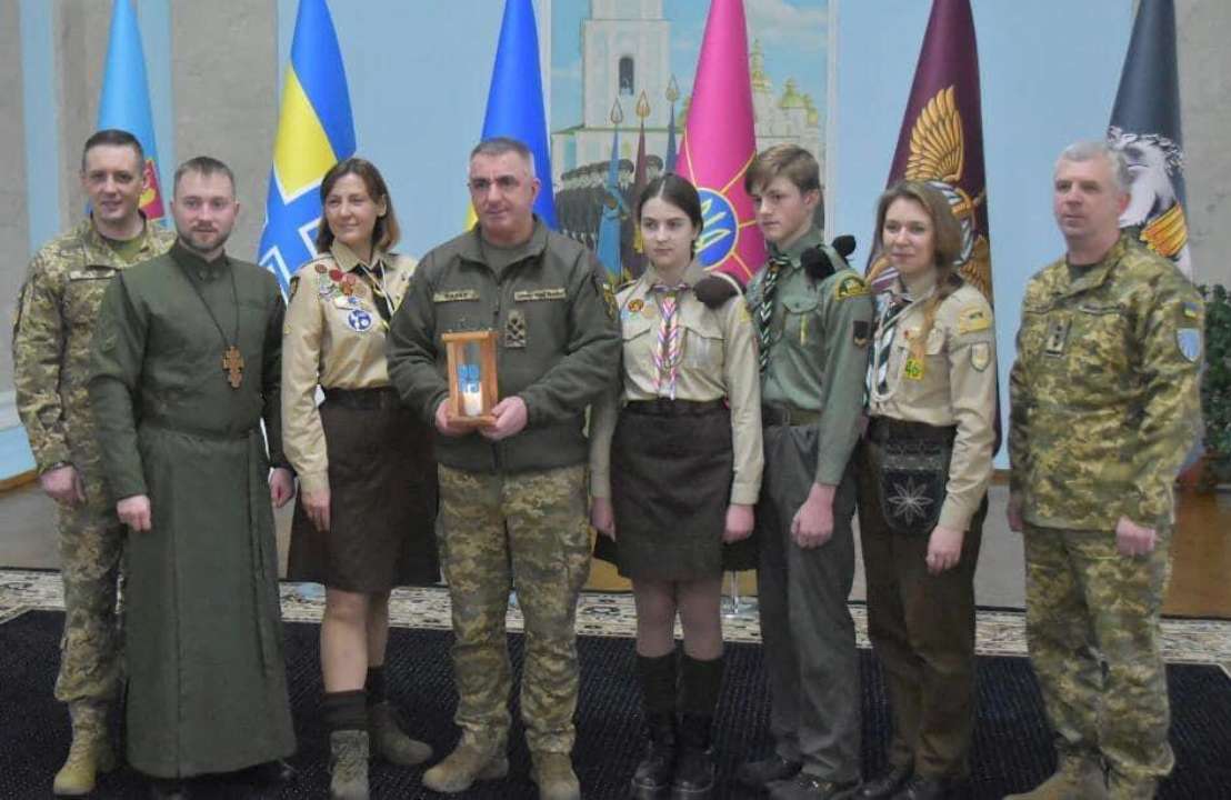 Фото з Генеральний штаб ЗСУ Пластуни передали ЗСУ Вифлеємський вогонь миру