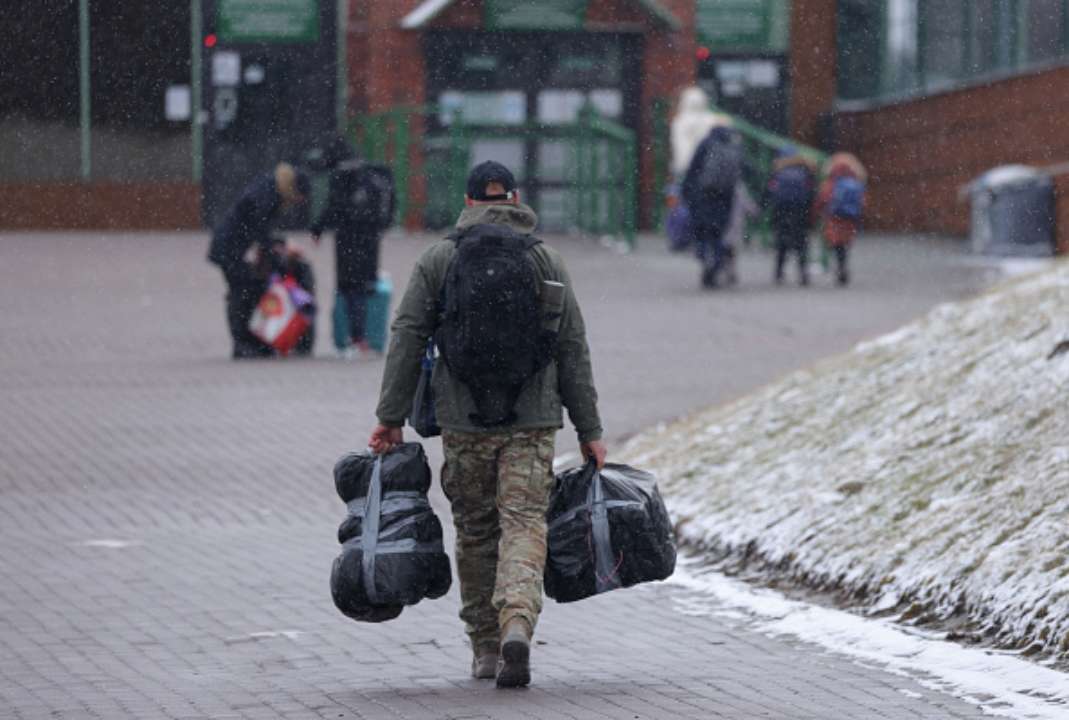 Чоловіки призовного віку зможуть подати заяви на отримання консульських послуг, однак не всі