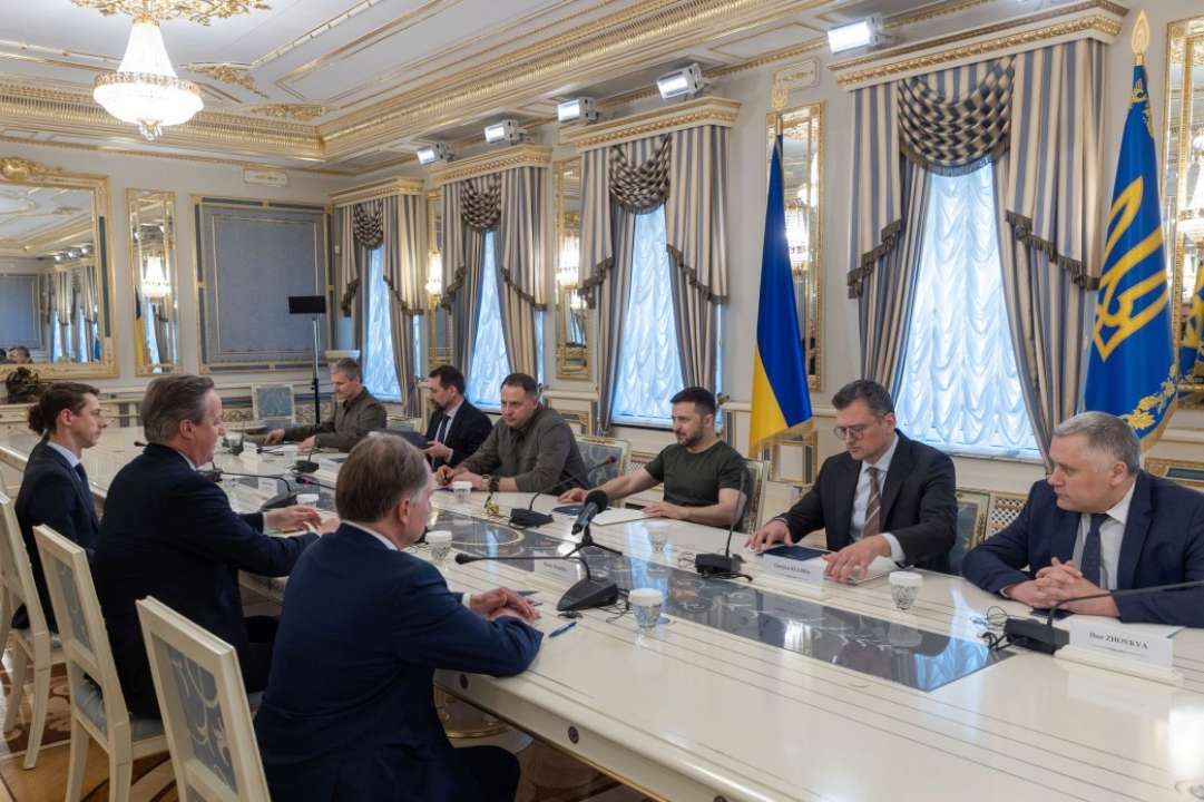 Президент зустрівся з міністром закордонних справ Великої Британії/Фото: ОП Зеленський зустрівся з міністром закордонних справ Великої Британії Камероном: про що домовились