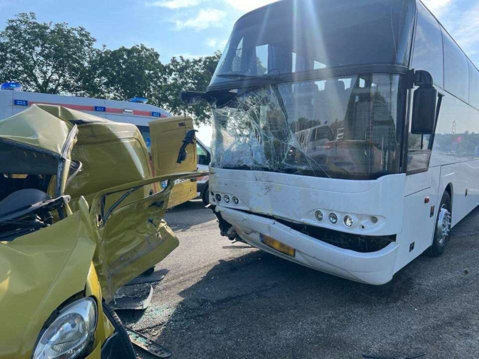 У Молдові потрапив у ДТП автобус, який прямував до Києва/Фото: Poliția Republicii Moldova У Молдові автобус із Кишинева до Києва зіткнувся з автомобілем: деталі
