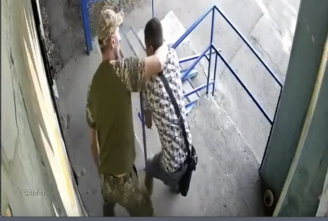 В Харькове вероятно работники ТЦК и СП избили мужчину/Фото: кадр из видео
