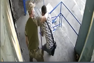 В Харькове вероятно работники ТЦК и СП избили мужчину/Фото: кадр из видео В Харькове вероятно работники ТЦК и СП избили мужчину/Фото: кадр из видео