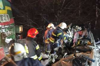 В Ивано-Франковской области поезд снес автомобиль/Фото: Facebook В Ивано-Франковской области поезд снес автомобиль