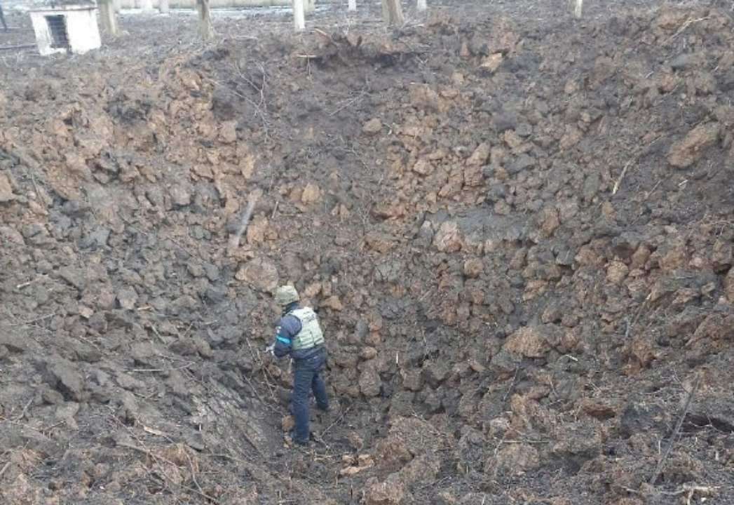 Яма від скинутої російської авіабомби
