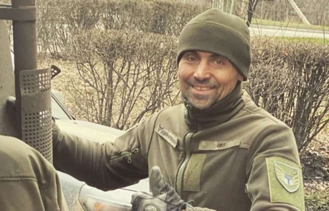 Украинский актер получил ранение в боях за Соледар/Фото: Дмитрий Линартович/facebook Известный украинский актер получил серьезное ранение в боях за Соледар