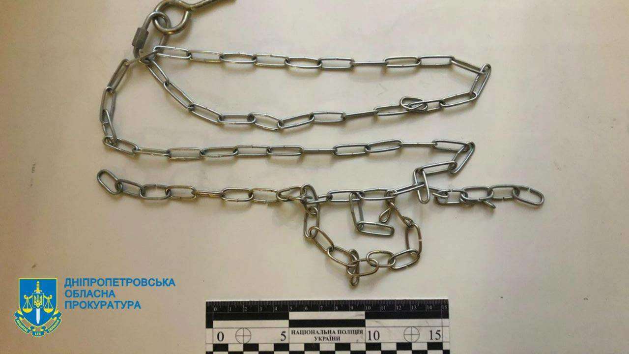 Подозреваемый, якобы "за плохое поведение", неоднократно избивал мальчика по голове и телу Подозреваемый, якобы "за плохое поведение", неоднократно избивал мальчика по голове и телу