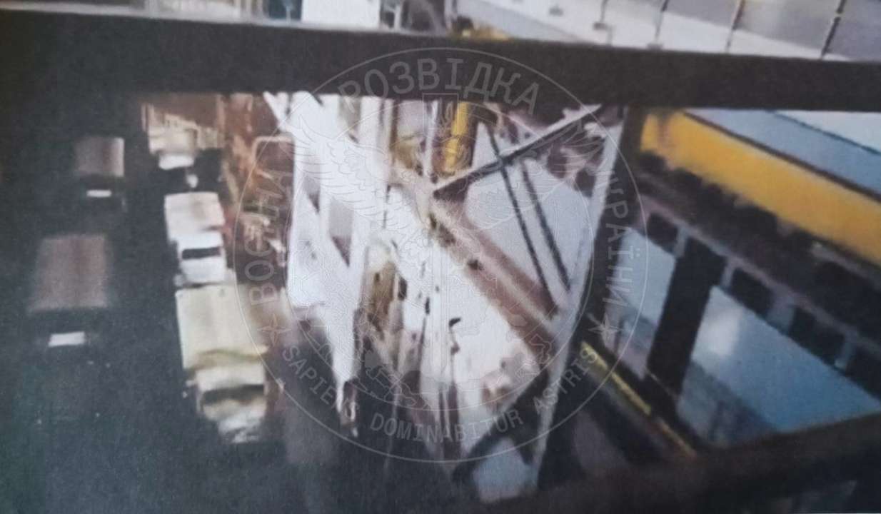 Всі вантажівки щільно затентовані. Є інформація, що в них можуть знаходитися боєприпаси та вибухівка