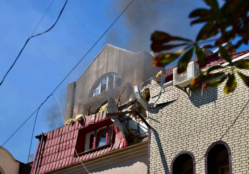 Оккупанты с самого утра обстреливают Херсон/Фото: ГСЧС Херсон целый день под обстрелами: есть погибшие и много раненых