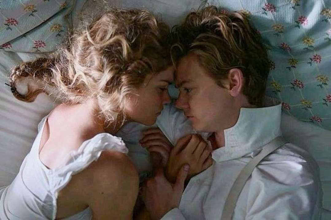 Что посмотреть, если не можете дождаться "Бриджертонов" / Кадр из сериала "Ловкий плут", 2023/Hulu Погружаемся в эпоху прошлого: что посмотреть, если не можете дождаться "Бриджертонов"