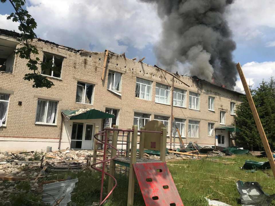 росіяни вдарили по Золочеву на Харківщині: пошкоджено дитячий садок, ринок та будинки